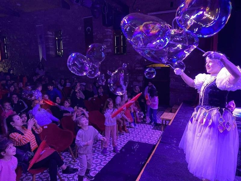 Silivri'de Çilek Abla ile Baloncuk Gösterisi Büyük İlgi Gördü